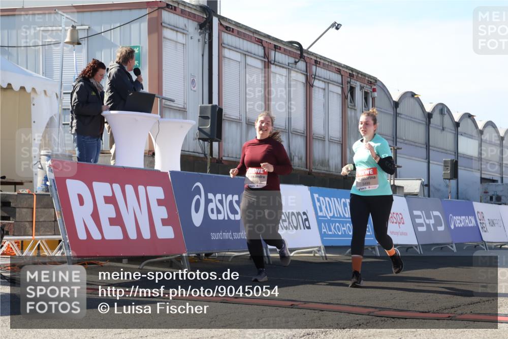 03.10.2025 - Köhlbrandbrückenlauf Luisa Fischer http://msf.ph/oto/9045054 03.10.2025 13:43:28 Ziel 4238, 5021, 5464, 5499, 5559 meine-sportfotos.de