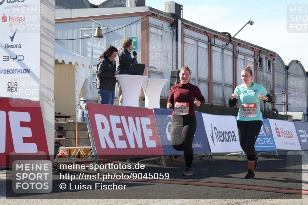 03.10.2025 - Köhlbrandbrückenlauf Luisa Fischer http://msf.ph/oto/9045059 03.10.2025 13:43:28 Ziel 4238, 5021, 5464, 5499, 5559 meine-sportfotos.de