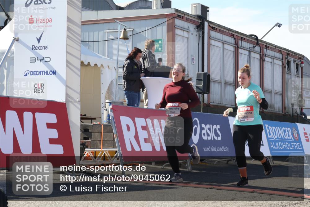 03.10.2025 - Köhlbrandbrückenlauf Luisa Fischer http://msf.ph/oto/9045062 03.10.2025 13:43:28 Ziel 4238, 5021, 5464, 5499, 5559 meine-sportfotos.de