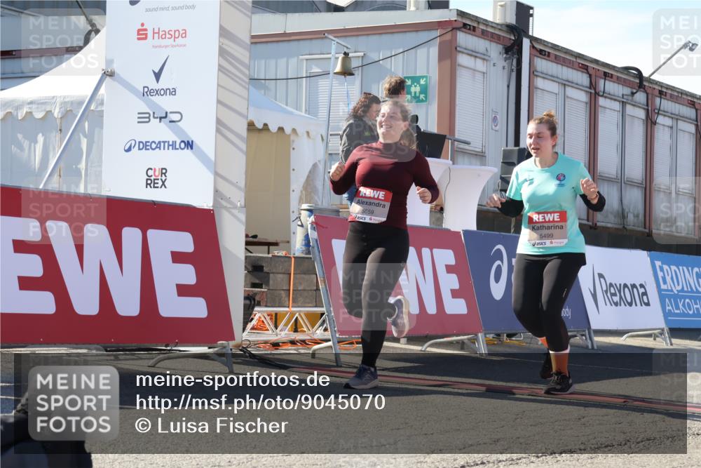 03.10.2025 - Köhlbrandbrückenlauf Luisa Fischer http://msf.ph/oto/9045070 03.10.2025 13:43:29 Ziel 5464, 5499, 5559 meine-sportfotos.de