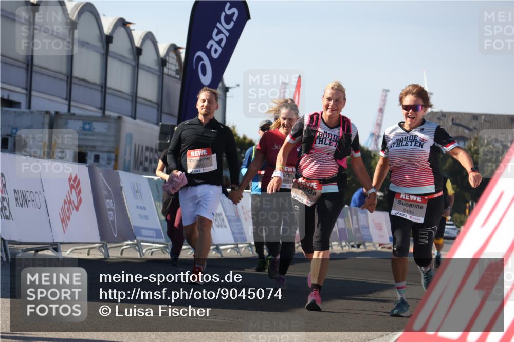 03.10.2025 - Köhlbrandbrückenlauf Luisa Fischer http://msf.ph/oto/9045074 03.10.2025 13:43:57 Ziel 4295, 5351, 5445, 6550 meine-sportfotos.de