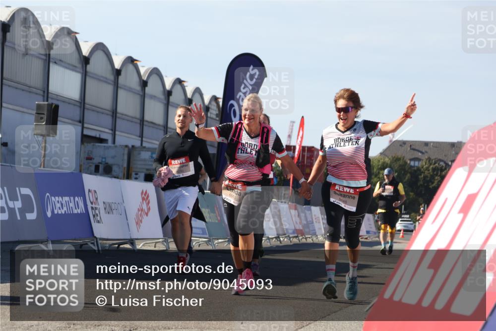 03.10.2025 - Köhlbrandbrückenlauf Luisa Fischer http://msf.ph/oto/9045093 03.10.2025 13:43:58 Ziel 4295, 5351, 5445, 6010, 6011, 6550 meine-sportfotos.de