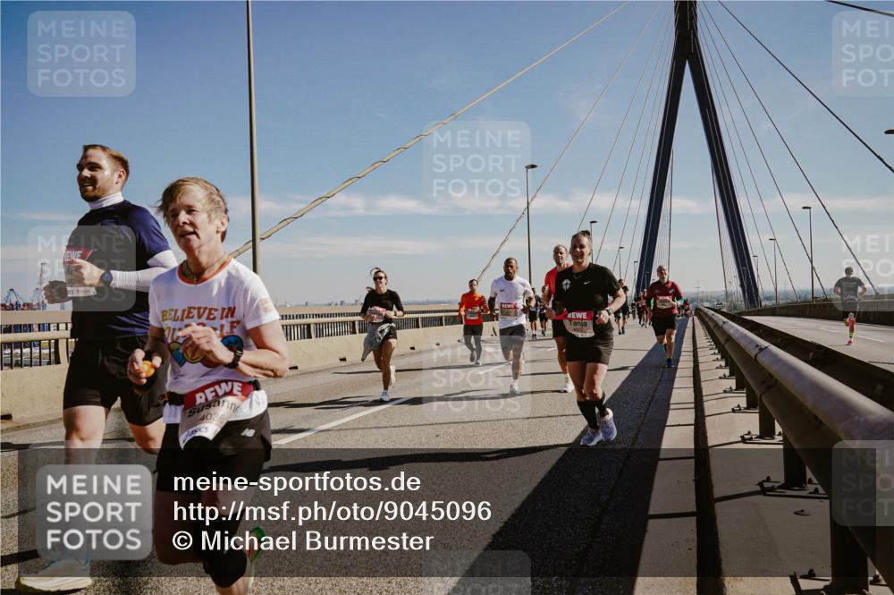 03.10.2025 - Köhlbrandbrückenlauf Michael Burmester http://msf.ph/oto/9045096 03.10.2025 12:27:12 Position 1 4012, 036 meine-sportfotos.de