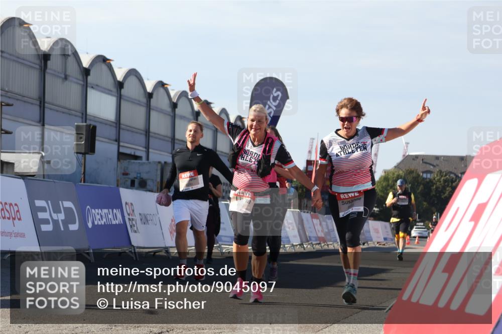 03.10.2025 - Köhlbrandbrückenlauf Luisa Fischer http://msf.ph/oto/9045097 03.10.2025 13:43:59 Ziel 4295, 5351, 5445, 6010, 6011, 6550 meine-sportfotos.de