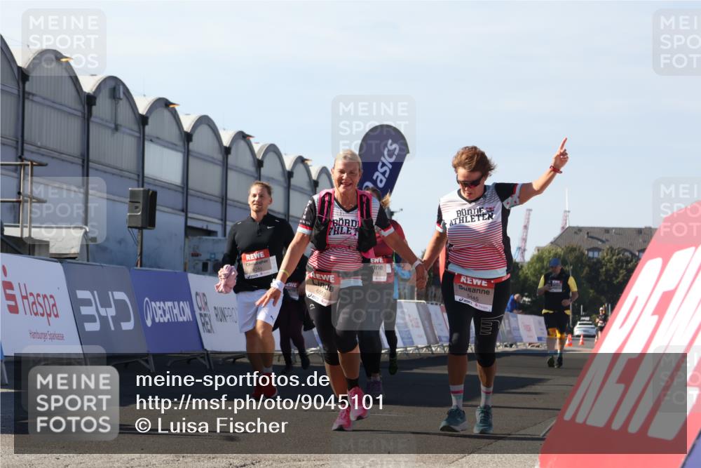03.10.2025 - Köhlbrandbrückenlauf Luisa Fischer http://msf.ph/oto/9045101 03.10.2025 13:43:59 Ziel 4295, 5351, 5445, 6010, 6011, 6550 meine-sportfotos.de