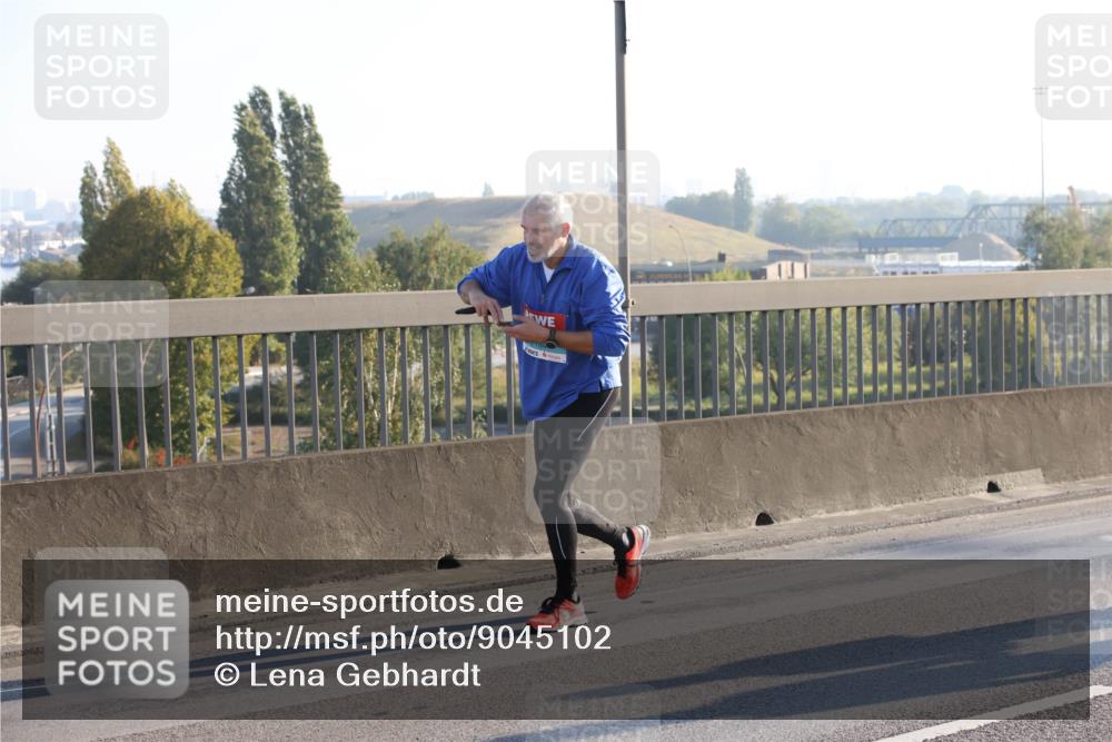 03.10.2025 - Köhlbrandbrückenlauf Lena Gebhardt http://msf.ph/oto/9045102 03.10.2025 09:27:33 Position 1  meine-sportfotos.de