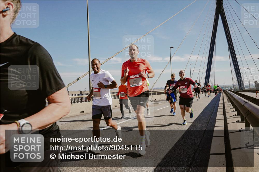 03.10.2025 - Köhlbrandbrückenlauf Michael Burmester http://msf.ph/oto/9045115 03.10.2025 12:27:14 Position 1 6782, 6781 meine-sportfotos.de
