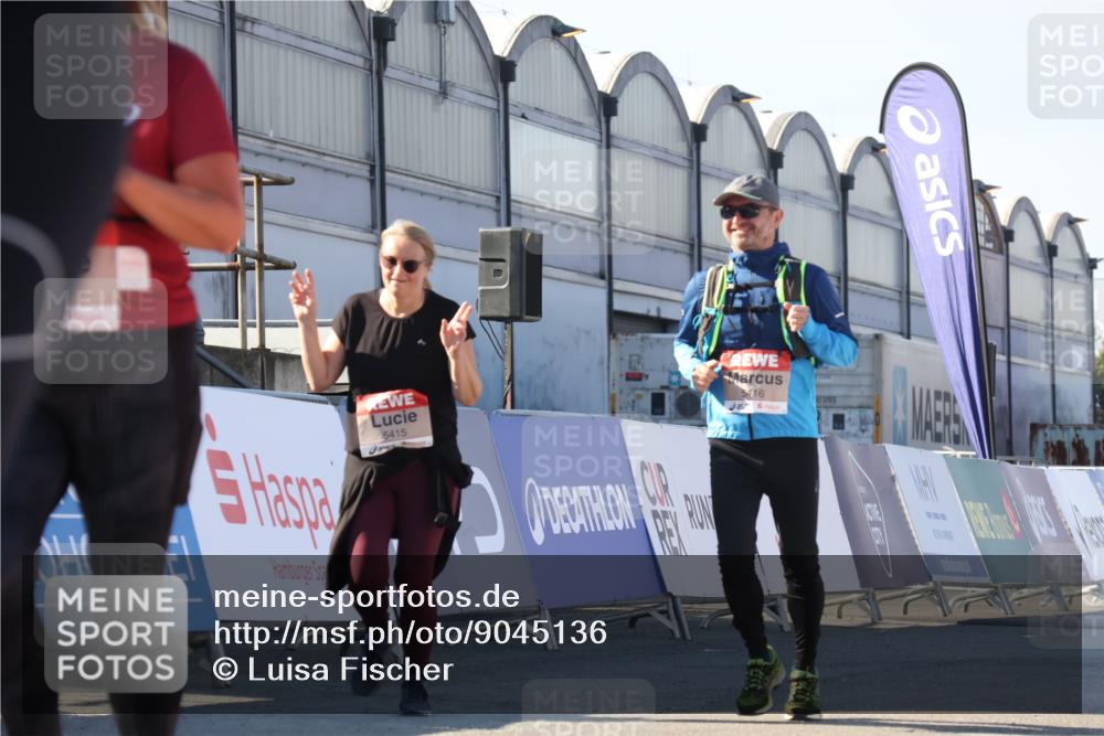03.10.2025 - Köhlbrandbrückenlauf Luisa Fischer http://msf.ph/oto/9045136 03.10.2025 13:44:03 Ziel 4295, 5415, 5416, 5445, 6010, 6011, 6550 meine-sportfotos.de