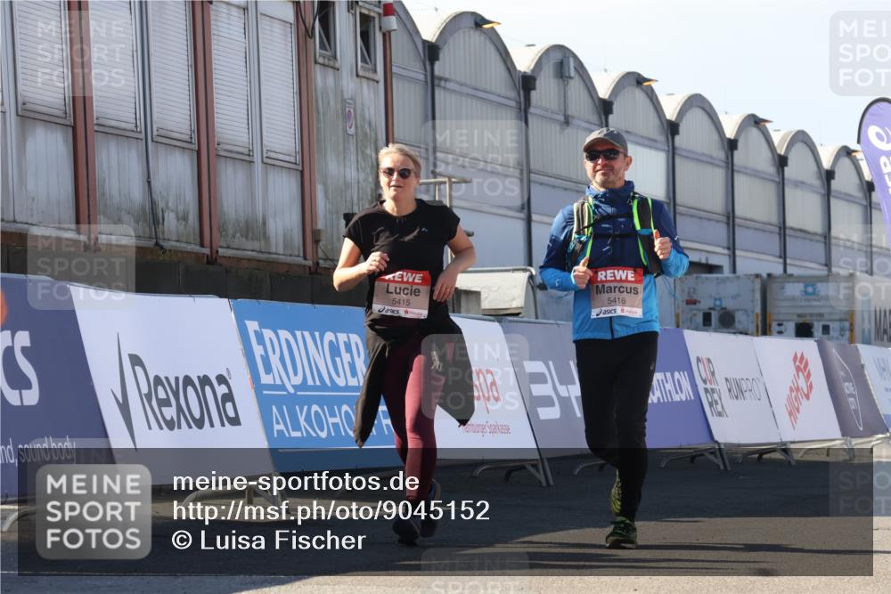 03.10.2025 - Köhlbrandbrückenlauf Luisa Fischer http://msf.ph/oto/9045152 03.10.2025 13:44:04 Ziel 4295, 5415, 5416, 5445, 6010, 6011, 6550 meine-sportfotos.de