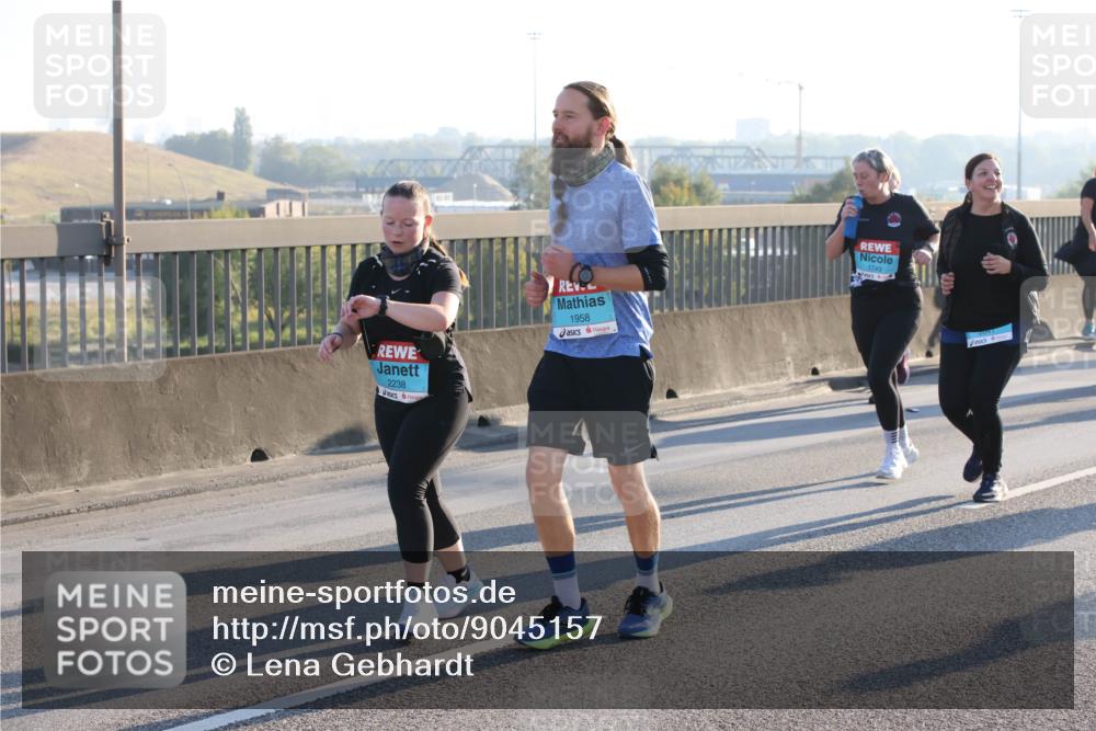 03.10.2025 - Köhlbrandbrückenlauf Lena Gebhardt http://msf.ph/oto/9045157 03.10.2025 09:27:35 Position 1 2238, 1958, 1749 meine-sportfotos.de