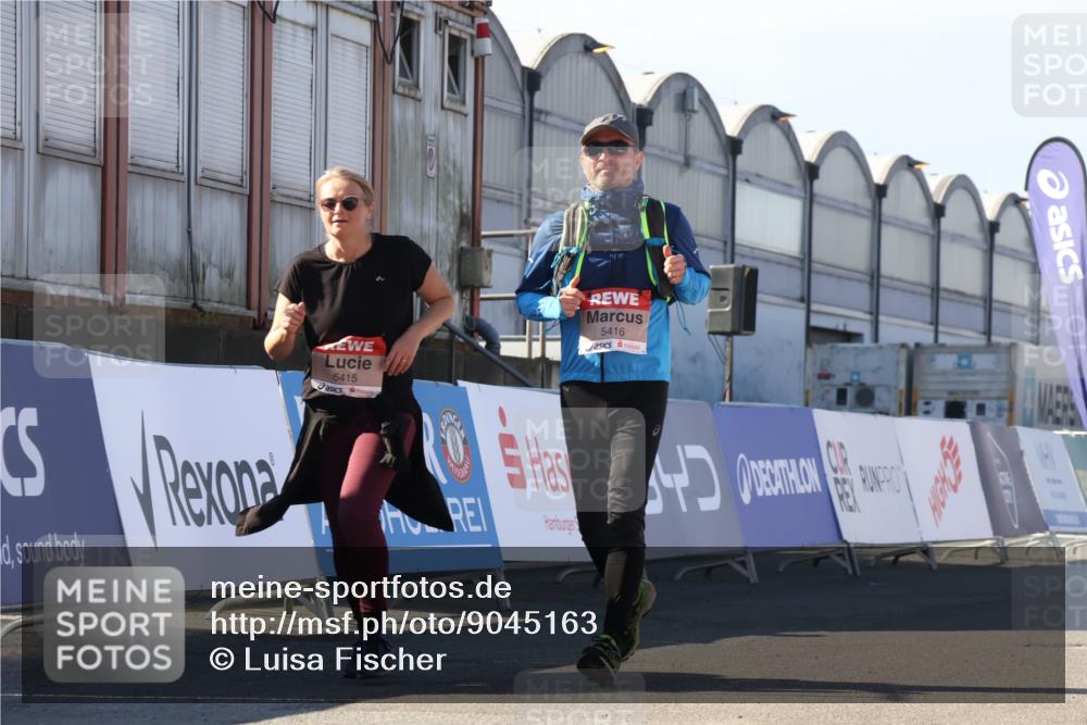 03.10.2025 - Köhlbrandbrückenlauf Luisa Fischer http://msf.ph/oto/9045163 03.10.2025 13:44:05 Ziel 4295, 5415, 5416, 5445, 6010, 6011, 6550 meine-sportfotos.de