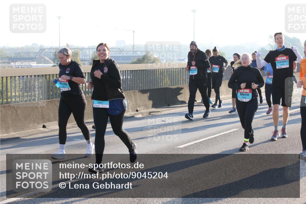 03.10.2025 - Köhlbrandbrückenlauf Lena Gebhardt http://msf.ph/oto/9045204 03.10.2025 09:27:36 Position 1 1749, 2041, 3552, 3553 meine-sportfotos.de
