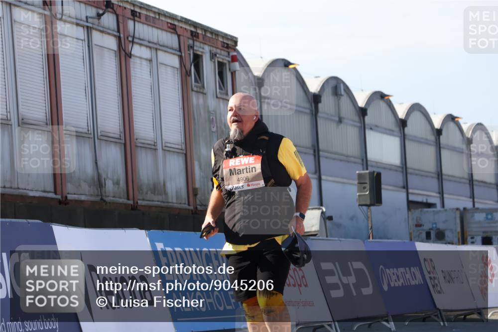 03.10.2025 - Köhlbrandbrückenlauf Luisa Fischer http://msf.ph/oto/9045206 03.10.2025 13:44:11 Ziel 4906, 5415, 5416, 5445, 6010, 6011, 6550 meine-sportfotos.de