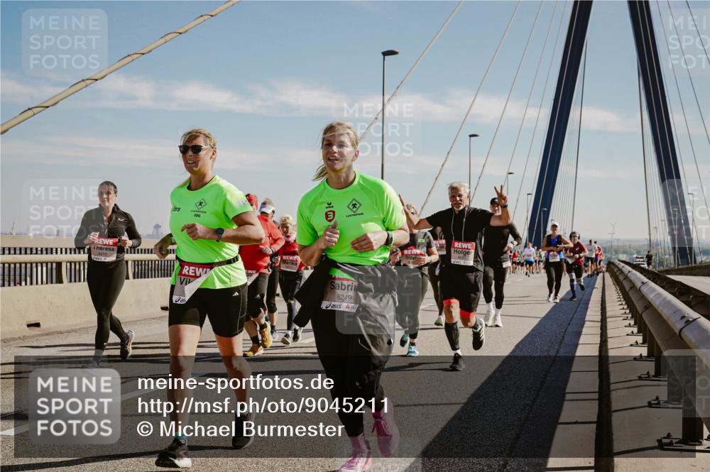 03.10.2025 - Köhlbrandbrückenlauf Michael Burmester http://msf.ph/oto/9045211 03.10.2025 12:27:24 Position 1 4410, 6249, 4487 meine-sportfotos.de