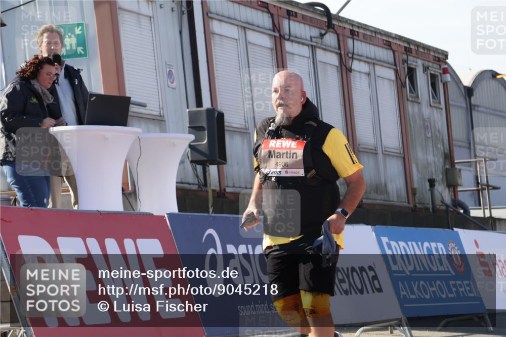 03.10.2025 - Köhlbrandbrückenlauf Luisa Fischer http://msf.ph/oto/9045218 03.10.2025 13:44:12 Ziel 4906, 5415, 5416, 5445, 6010, 6011 meine-sportfotos.de