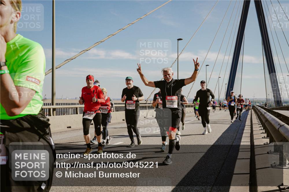 03.10.2025 - Köhlbrandbrückenlauf Michael Burmester http://msf.ph/oto/9045221 03.10.2025 12:27:25 Position 1 5630, 4487 meine-sportfotos.de
