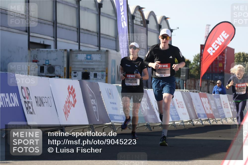 03.10.2025 - Köhlbrandbrückenlauf Luisa Fischer http://msf.ph/oto/9045223 03.10.2025 13:44:20 Ziel 4906, 6257, 6258 meine-sportfotos.de