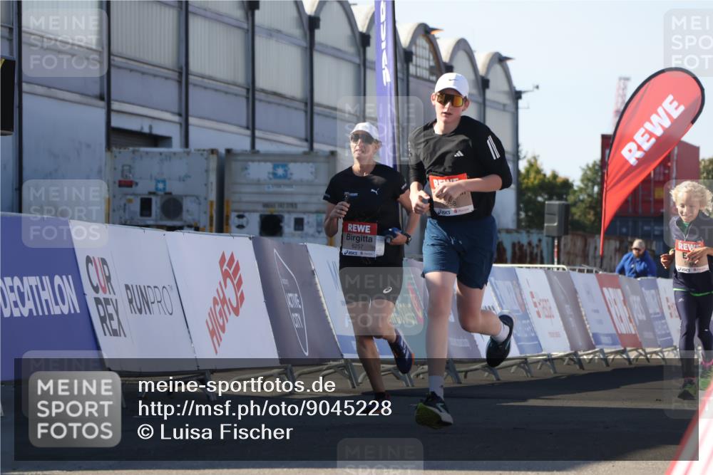 03.10.2025 - Köhlbrandbrückenlauf Luisa Fischer http://msf.ph/oto/9045228 03.10.2025 13:44:21 Ziel 4906, 5904, 5905, 6257, 6258 meine-sportfotos.de