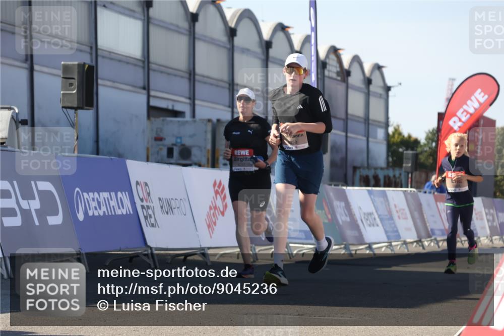 03.10.2025 - Köhlbrandbrückenlauf Luisa Fischer http://msf.ph/oto/9045236 03.10.2025 13:44:21 Ziel 4906, 5904, 5905, 6257, 6258 meine-sportfotos.de