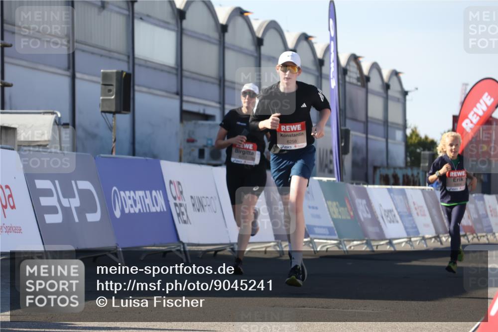 03.10.2025 - Köhlbrandbrückenlauf Luisa Fischer http://msf.ph/oto/9045241 03.10.2025 13:44:22 Ziel 4906, 5904, 5905, 6257, 6258 meine-sportfotos.de