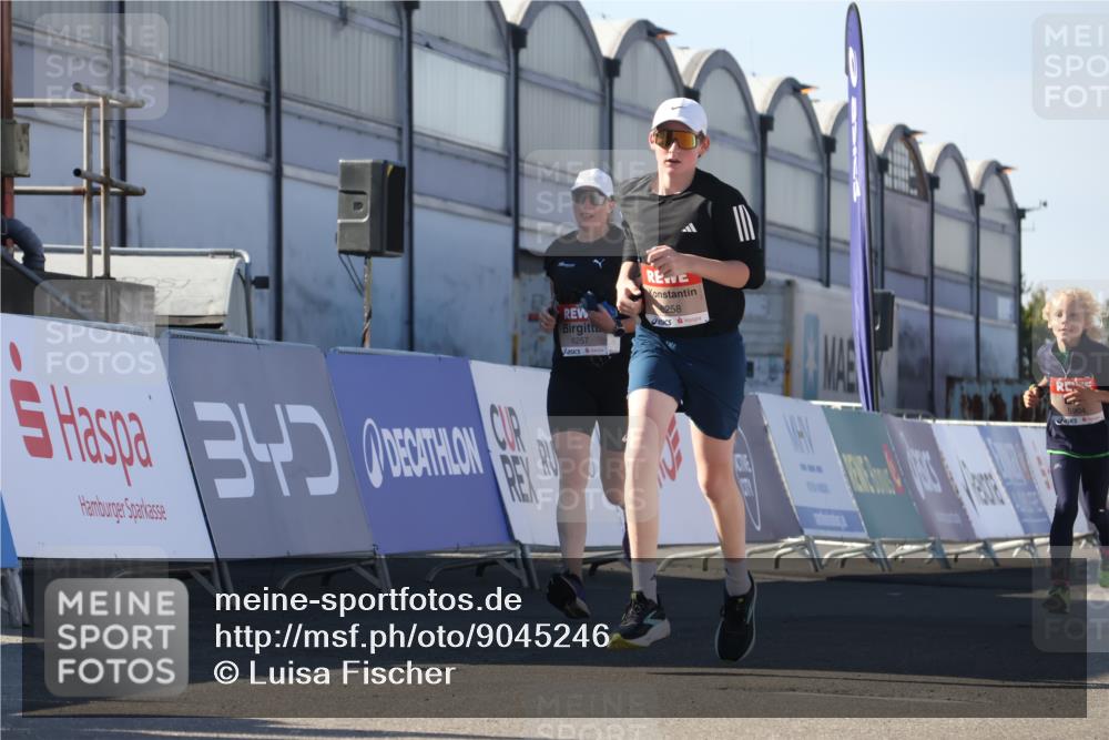 03.10.2025 - Köhlbrandbrückenlauf Luisa Fischer http://msf.ph/oto/9045246 03.10.2025 13:44:22 Ziel 4906, 5904, 5905, 6257, 6258 meine-sportfotos.de
