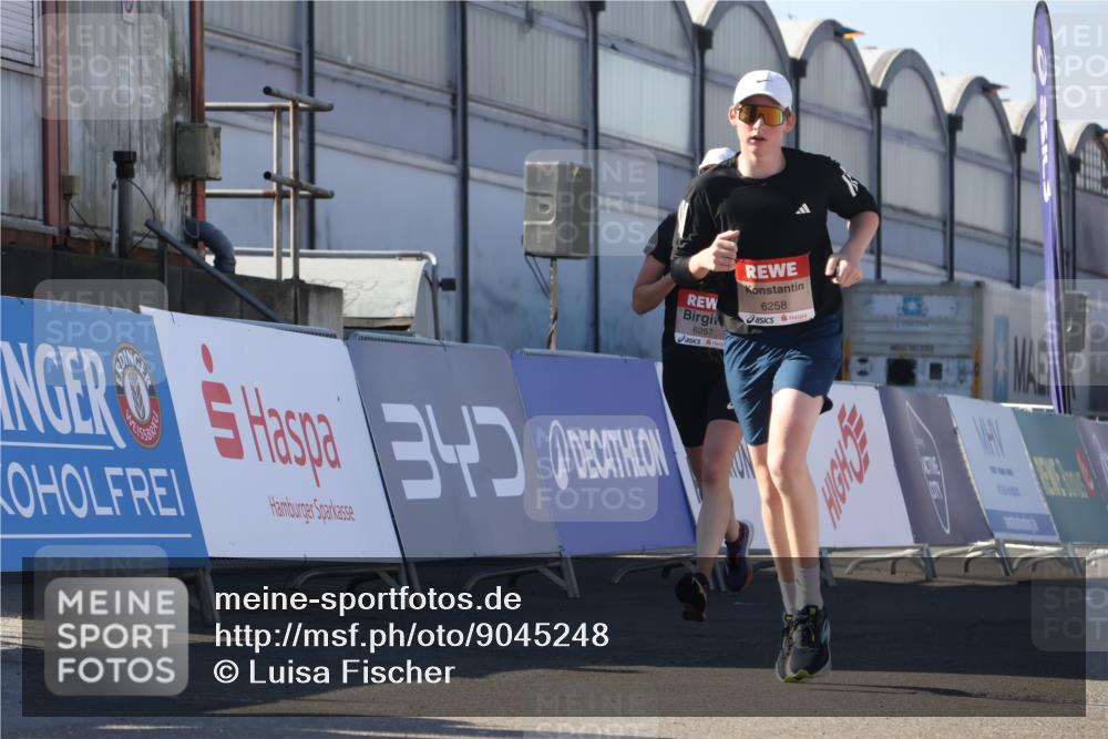 03.10.2025 - Köhlbrandbrückenlauf Luisa Fischer http://msf.ph/oto/9045248 03.10.2025 13:44:22 Ziel 4906, 5904, 5905, 6257, 6258 meine-sportfotos.de