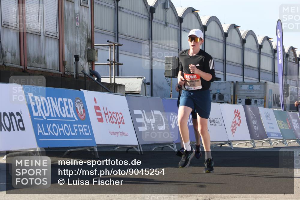 03.10.2025 - Köhlbrandbrückenlauf Luisa Fischer http://msf.ph/oto/9045254 03.10.2025 13:44:23 Ziel 4906, 5904, 5905, 6257, 6258 meine-sportfotos.de