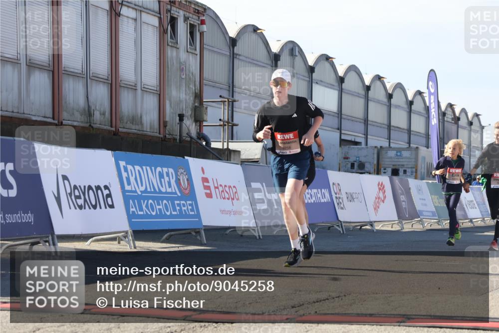 03.10.2025 - Köhlbrandbrückenlauf Luisa Fischer http://msf.ph/oto/9045258 03.10.2025 13:44:23 Ziel 4906, 5904, 5905, 6257, 6258 meine-sportfotos.de