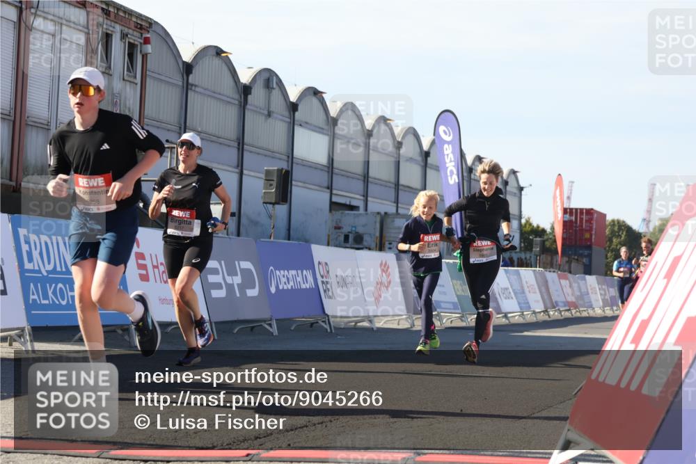 03.10.2025 - Köhlbrandbrückenlauf Luisa Fischer http://msf.ph/oto/9045266 03.10.2025 13:44:24 Ziel 5904, 5905, 6257, 6258 meine-sportfotos.de