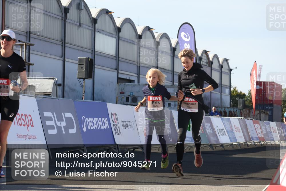 03.10.2025 - Köhlbrandbrückenlauf Luisa Fischer http://msf.ph/oto/9045271 03.10.2025 13:44:24 Ziel 5904, 5905, 6257, 6258 meine-sportfotos.de