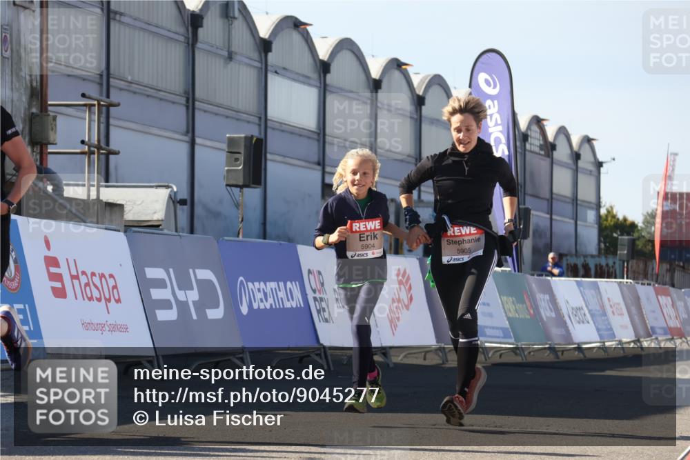 03.10.2025 - Köhlbrandbrückenlauf Luisa Fischer http://msf.ph/oto/9045277 03.10.2025 13:44:24 Ziel 5904, 5905, 6257, 6258 meine-sportfotos.de