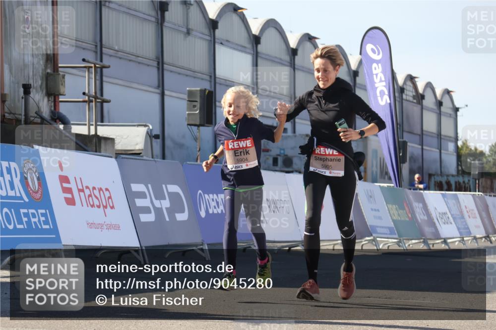 03.10.2025 - Köhlbrandbrückenlauf Luisa Fischer http://msf.ph/oto/9045280 03.10.2025 13:44:25 Ziel 5904, 5905, 6257, 6258 meine-sportfotos.de