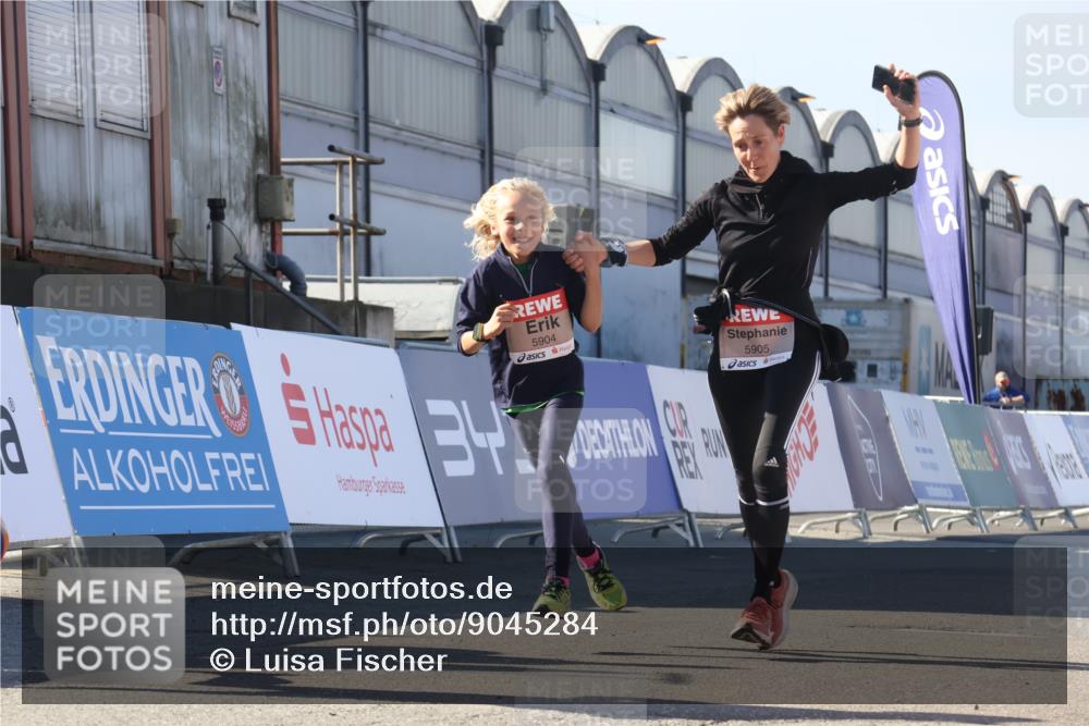 03.10.2025 - Köhlbrandbrückenlauf Luisa Fischer http://msf.ph/oto/9045284 03.10.2025 13:44:25 Ziel 5904, 5905, 6257, 6258 meine-sportfotos.de