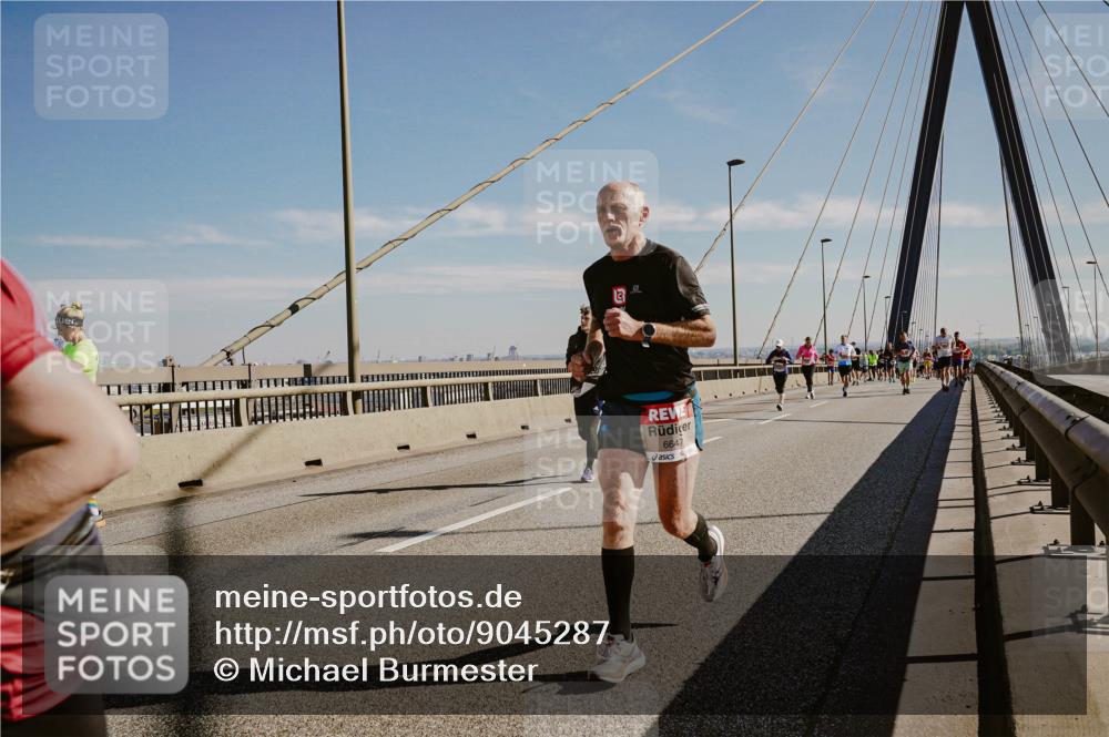 03.10.2025 - Köhlbrandbrückenlauf Michael Burmester http://msf.ph/oto/9045287 03.10.2025 12:27:31 Position 1 3, 6647 meine-sportfotos.de