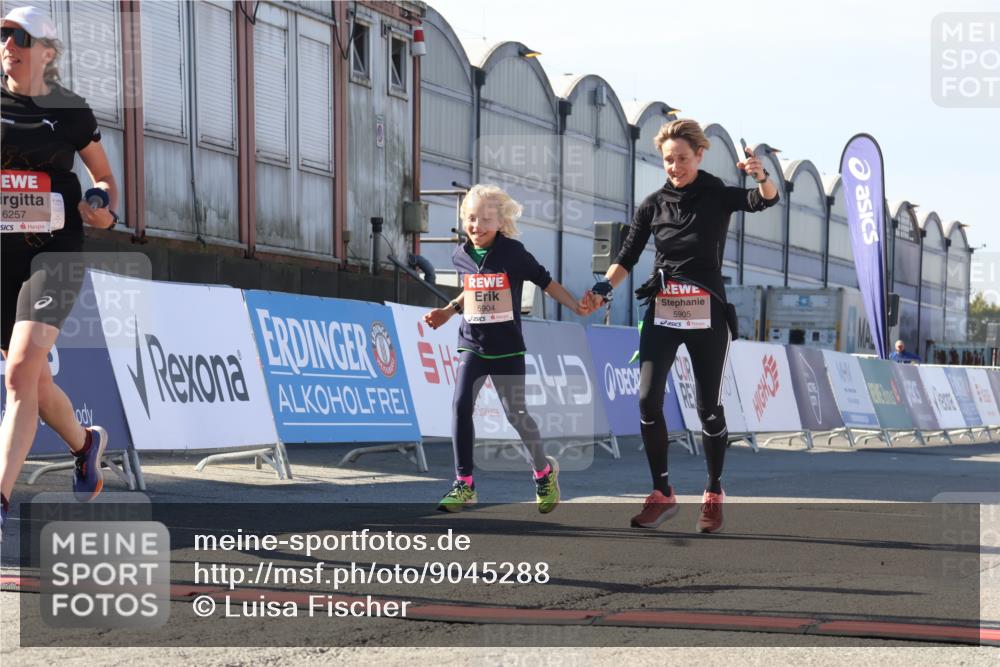 03.10.2025 - Köhlbrandbrückenlauf Luisa Fischer http://msf.ph/oto/9045288 03.10.2025 13:44:25 Ziel 5904, 5905, 6257, 6258 meine-sportfotos.de