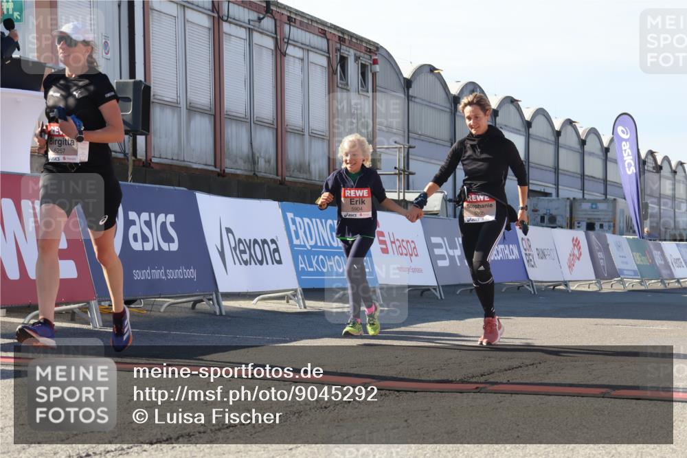 03.10.2025 - Köhlbrandbrückenlauf Luisa Fischer http://msf.ph/oto/9045292 03.10.2025 13:44:26 Ziel 5904, 5905, 6257, 6258 meine-sportfotos.de