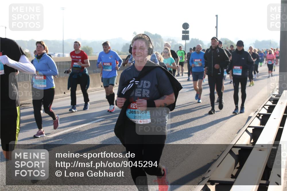 03.10.2025 - Köhlbrandbrückenlauf Lena Gebhardt http://msf.ph/oto/9045294 03.10.2025 09:27:39 Position 1 2781, 2572 meine-sportfotos.de