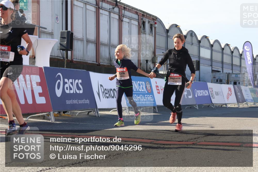 03.10.2025 - Köhlbrandbrückenlauf Luisa Fischer http://msf.ph/oto/9045296 03.10.2025 13:44:26 Ziel 5904, 5905, 6257, 6258 meine-sportfotos.de