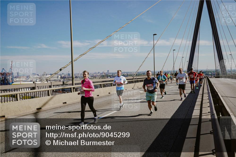 03.10.2025 - Köhlbrandbrückenlauf Michael Burmester http://msf.ph/oto/9045299 03.10.2025 12:27:38 Position 1  meine-sportfotos.de