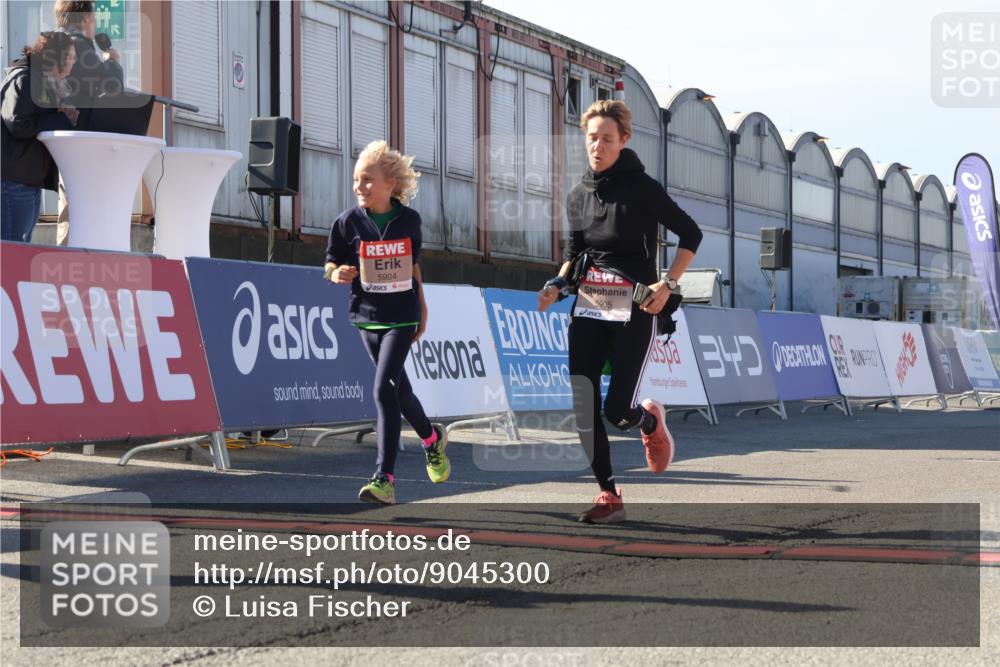 03.10.2025 - Köhlbrandbrückenlauf Luisa Fischer http://msf.ph/oto/9045300 03.10.2025 13:44:26 Ziel 5904, 5905, 6257, 6258 meine-sportfotos.de