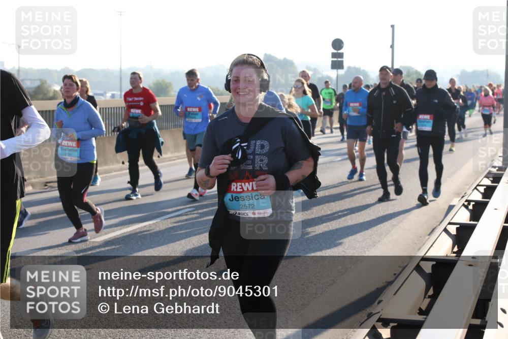 03.10.2025 - Köhlbrandbrückenlauf Lena Gebhardt http://msf.ph/oto/9045301 03.10.2025 09:27:39 Position 1 2572 meine-sportfotos.de