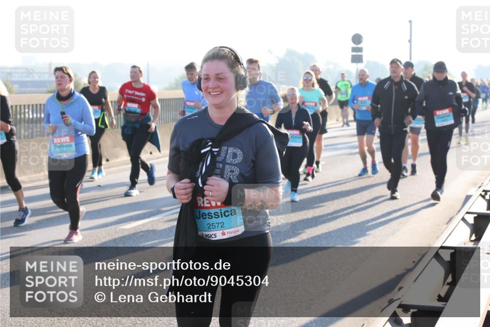 03.10.2025 - Köhlbrandbrückenlauf Lena Gebhardt http://msf.ph/oto/9045304 03.10.2025 09:27:39 Position 1 2572 meine-sportfotos.de