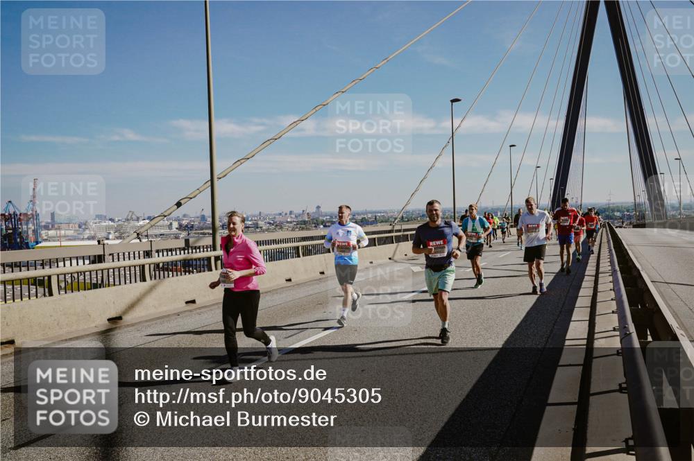 03.10.2025 - Köhlbrandbrückenlauf Michael Burmester http://msf.ph/oto/9045305 03.10.2025 12:27:38 Position 1  meine-sportfotos.de