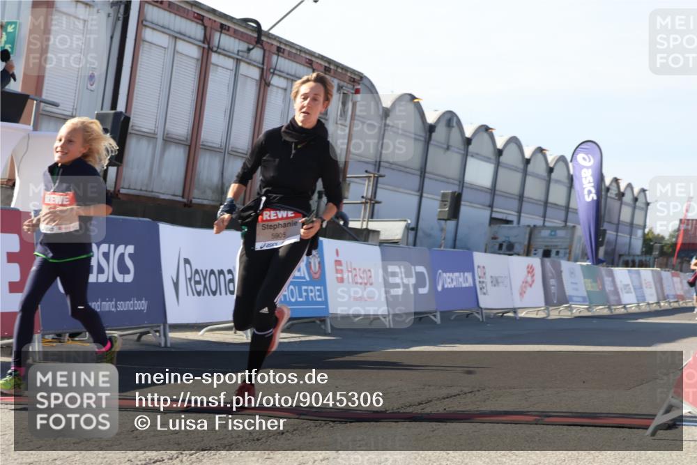 03.10.2025 - Köhlbrandbrückenlauf Luisa Fischer http://msf.ph/oto/9045306 03.10.2025 13:44:27 Ziel 5904, 5905, 6257, 6258 meine-sportfotos.de