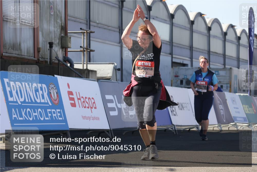 03.10.2025 - Köhlbrandbrückenlauf Luisa Fischer http://msf.ph/oto/9045310 03.10.2025 13:44:34 Ziel 5904, 5905, 5919, 6257, 6258 meine-sportfotos.de