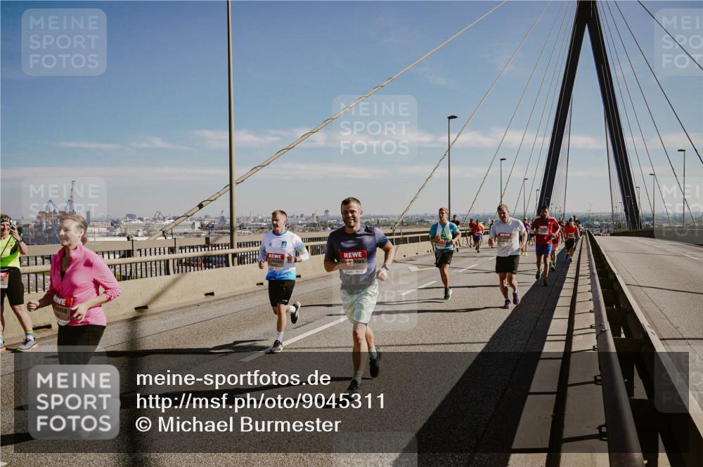 03.10.2025 - Köhlbrandbrückenlauf Michael Burmester http://msf.ph/oto/9045311 03.10.2025 12:27:39 Position 1  meine-sportfotos.de