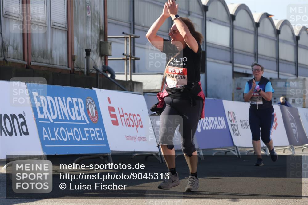 03.10.2025 - Köhlbrandbrückenlauf Luisa Fischer http://msf.ph/oto/9045313 03.10.2025 13:44:34 Ziel 5904, 5905, 5919, 6257, 6258 meine-sportfotos.de