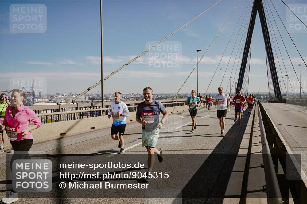 03.10.2025 - Köhlbrandbrückenlauf Michael Burmester http://msf.ph/oto/9045315 03.10.2025 12:27:39 Position 1 4901 meine-sportfotos.de