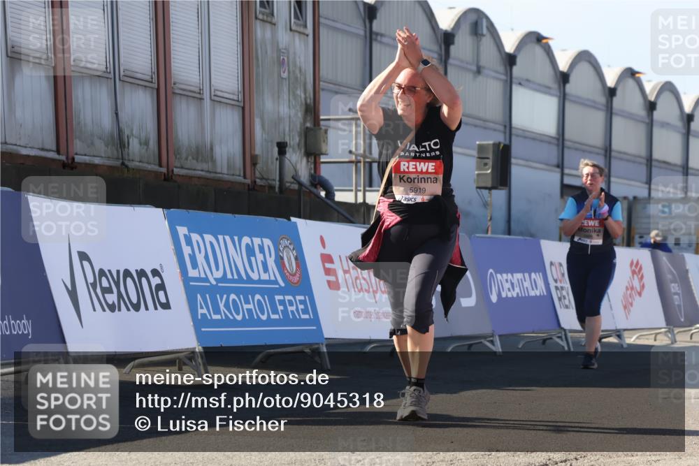 03.10.2025 - Köhlbrandbrückenlauf Luisa Fischer http://msf.ph/oto/9045318 03.10.2025 13:44:35 Ziel 5696, 5904, 5905, 5919, 6257, 6258 meine-sportfotos.de