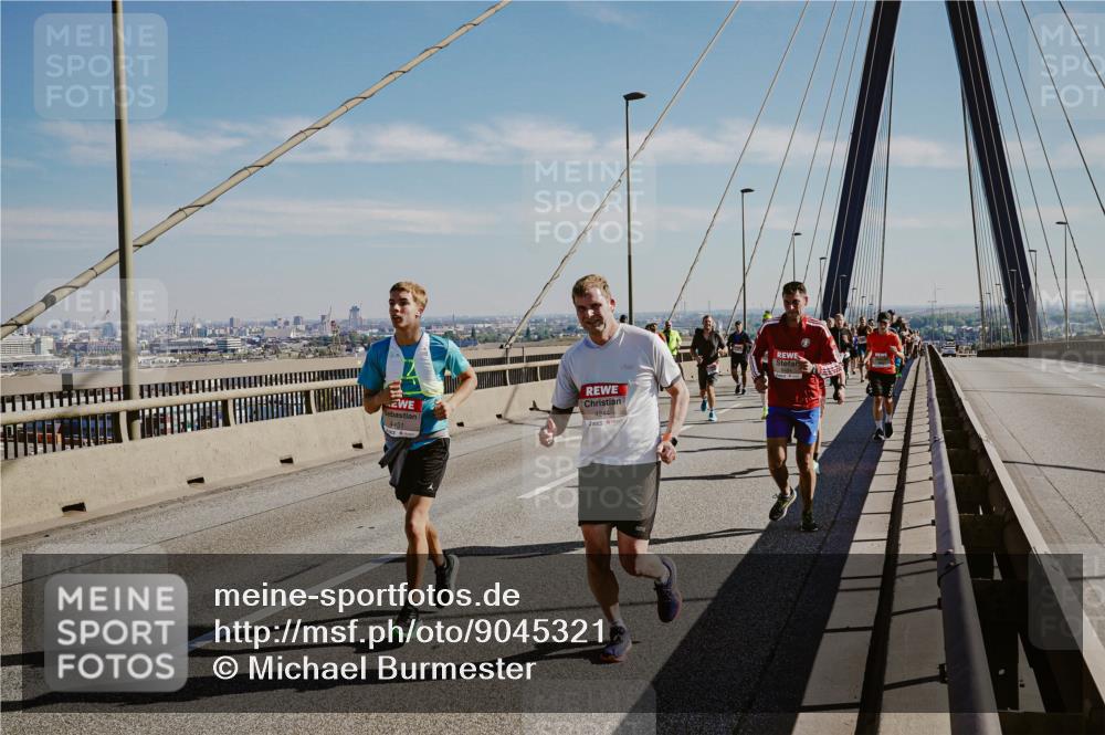 03.10.2025 - Köhlbrandbrückenlauf Michael Burmester http://msf.ph/oto/9045321 03.10.2025 12:27:41 Position 1 4451, 4244 meine-sportfotos.de